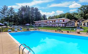 Half Moon Motel & Cottages