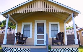 Half Moon Motel & Cottages